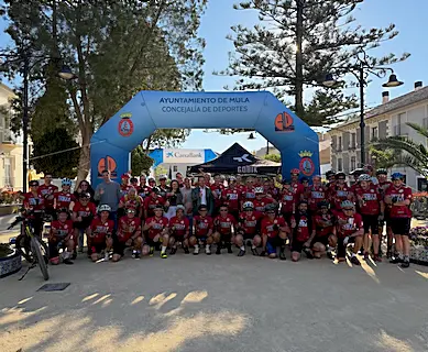 Mula da la salida a la segunda etapa de la I Ruta Ciclista Camino de la Cruz rumbo a Caravaca.