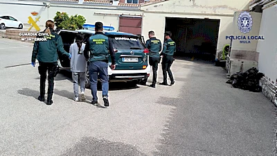 Detenidos tres hombres por una serie de robos nocturnos en vehículos y atracos violentos en Mula