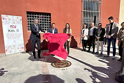 Se  presenta la placa “KM 0 Mula, origen de las floraciones de Europa” en la Plaza del Ayuntamiento⁣