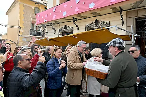MulaFlor ofrece una experiencia completa en la Plaza del Ayuntamiento con artesanía.