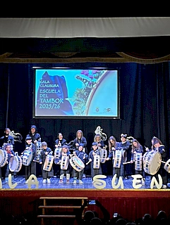 La Gala de Clausura de la Escuela del Tambor 2026 llena el Teatro Lope de Vega de emoción, memoria y futuro tamborista.