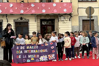 2º de Primaria llena la Plaza del Ayuntamiento de Mula de mensajes por la igualdad con motivo del 8M