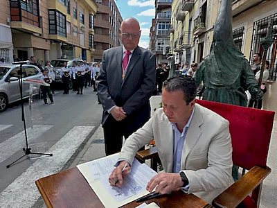 Mula rinde homenaje al Nazareno y el Ayuntamiento firma el convenio de colaboración con el Cabildo de Cofradías.