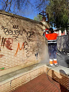 El Ayuntamiento de Mula intensifica la limpieza de pintadas para preservar la imagen urbana del municipio.