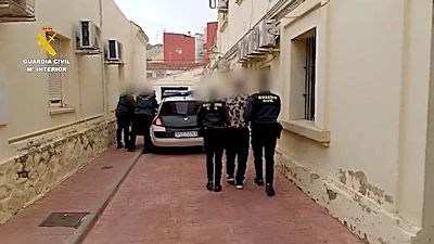 La Guardia Civil frustra un robo masivo de fruta en Campos del Río y detiene a sus dos presuntos autores tras una persecución.