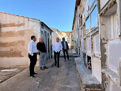 Mula adecenta el cementerio de San Ildefonso ante la llegada de Todos los Santos