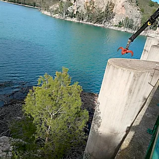La CHS limpia la zona de escalada de Mula tras los arrastres de las últimas lluvias